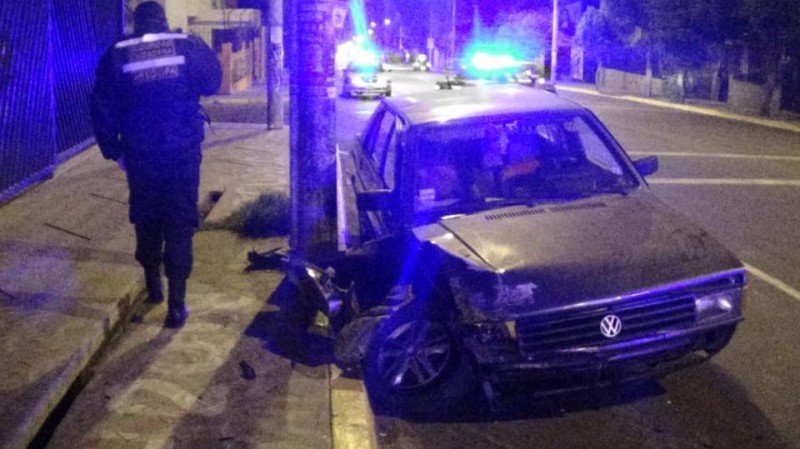 Conductor se da a la fuga tras chocar su auto contra un poste - Radio ...