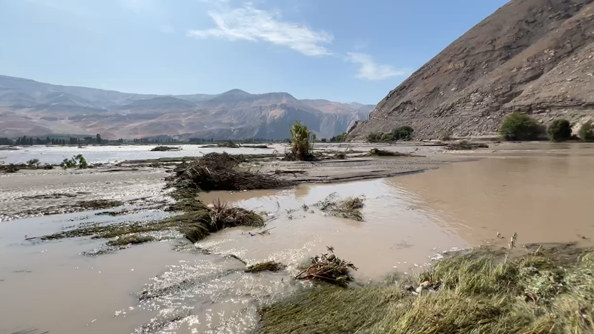 Desborde del río Majes deja sin agua a más de tres anexos de Castilla ...
