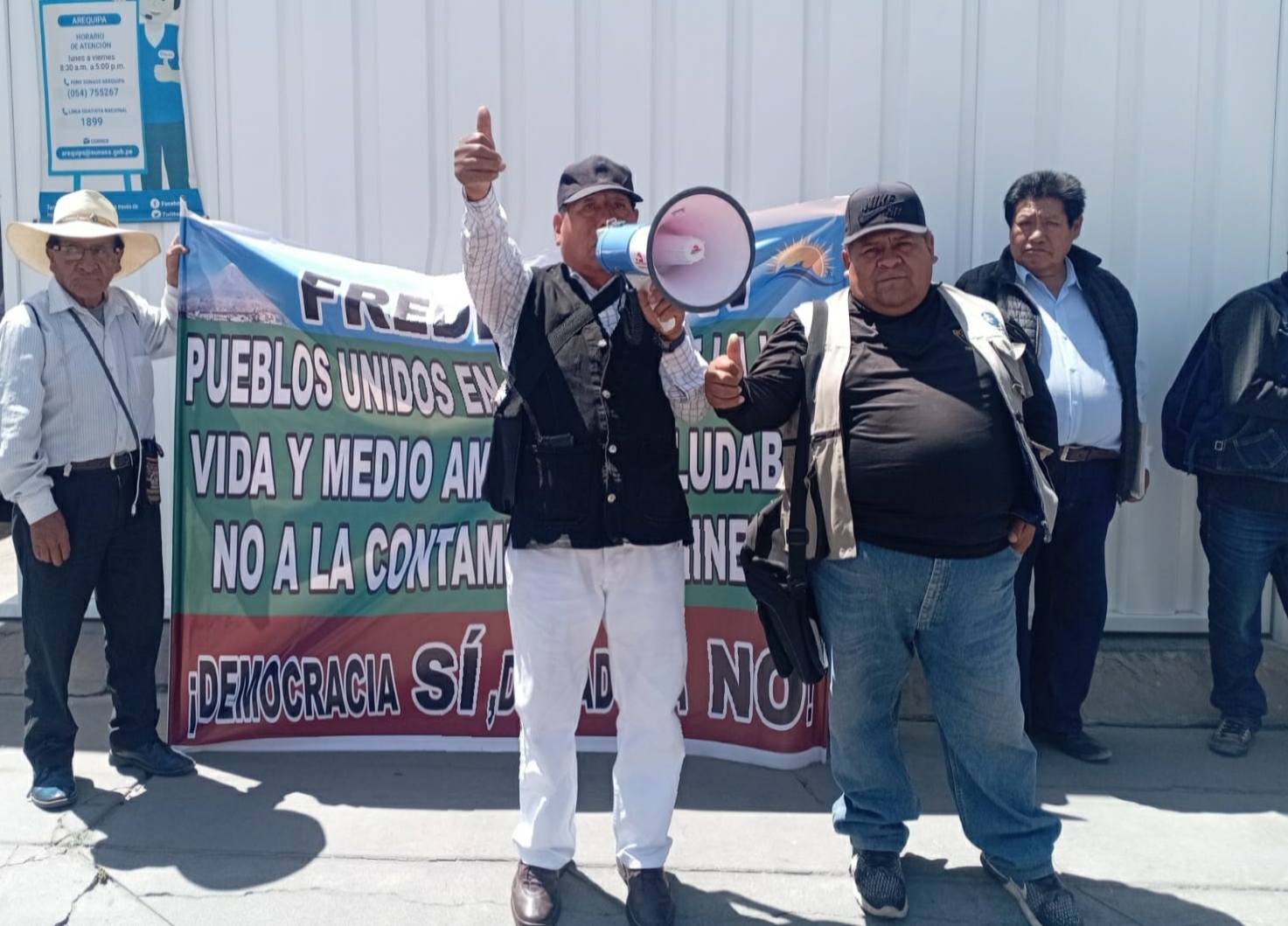 Arequipa: vecinos protestan contra alza del agua y presentan memorial a ...