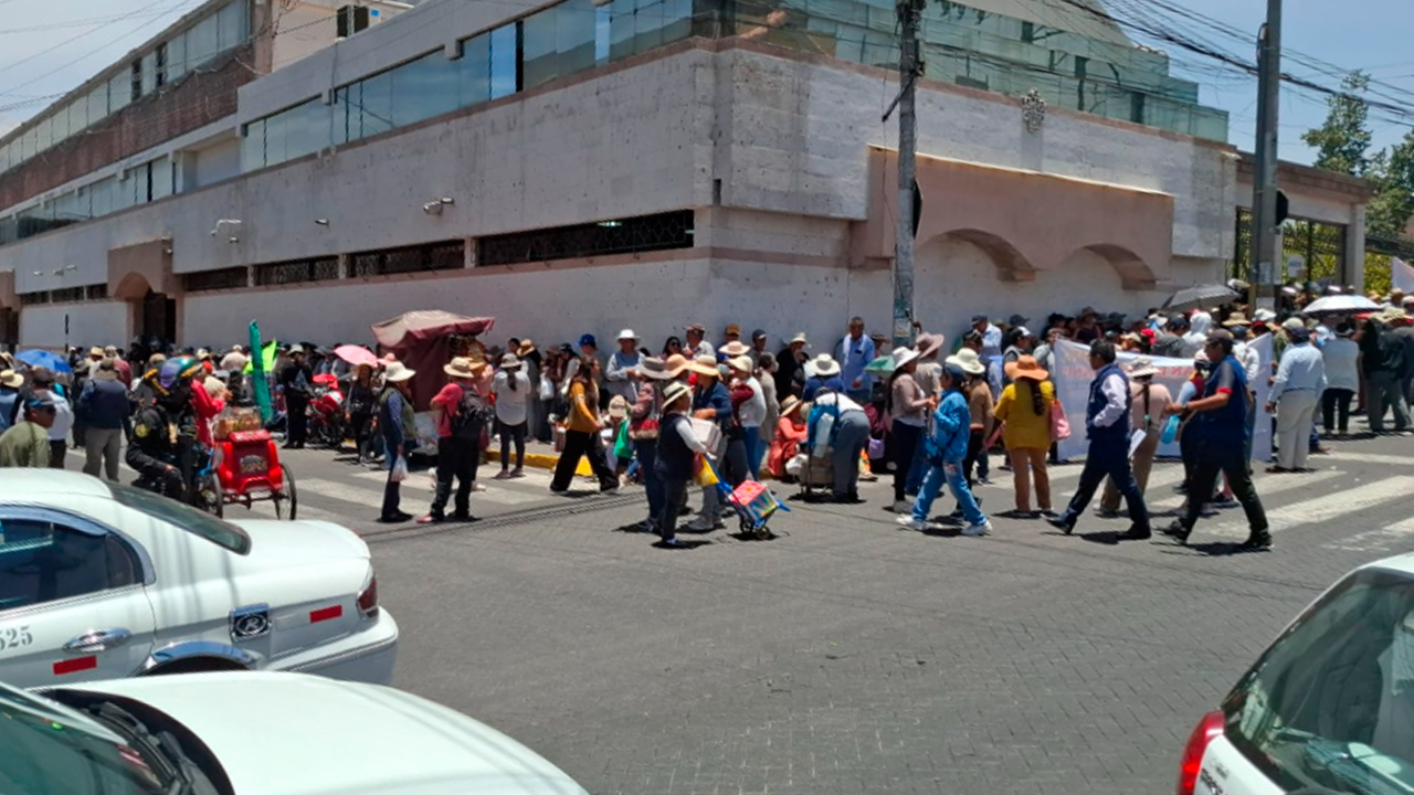 Arequipa: Protestan contra suba en la tarifa de agua potable - Radio ...