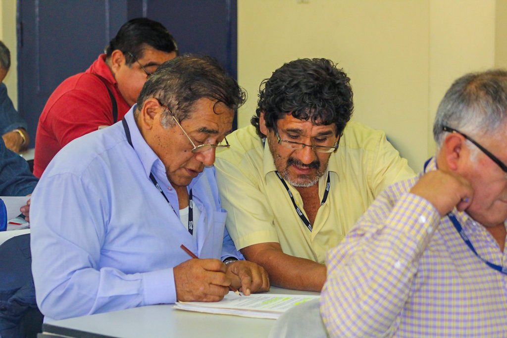 Miles de adultos mayores regresan a las aulas en Perú para terminar primaria y secundaria - Radio Yaraví Arequipa